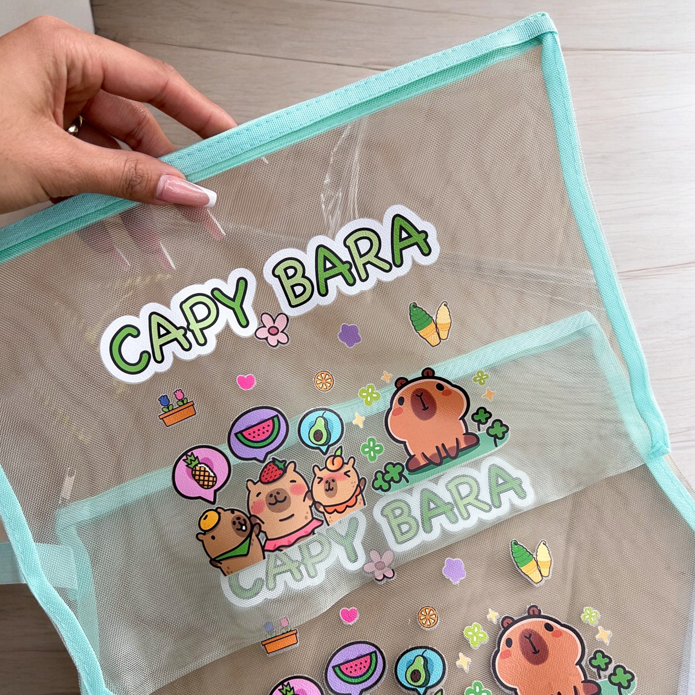 Carpeta Sobre en Malla Transparente Capybara